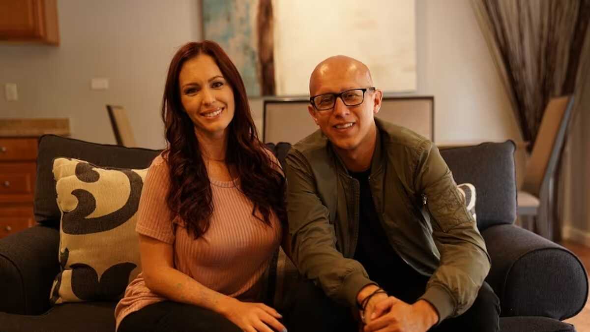 Familia en un ambiente acogedor, mujer y hombre sentados en un sofá, sonriendo juntos, imagen de conexión y calidez para contenido de Pulso Nacional.