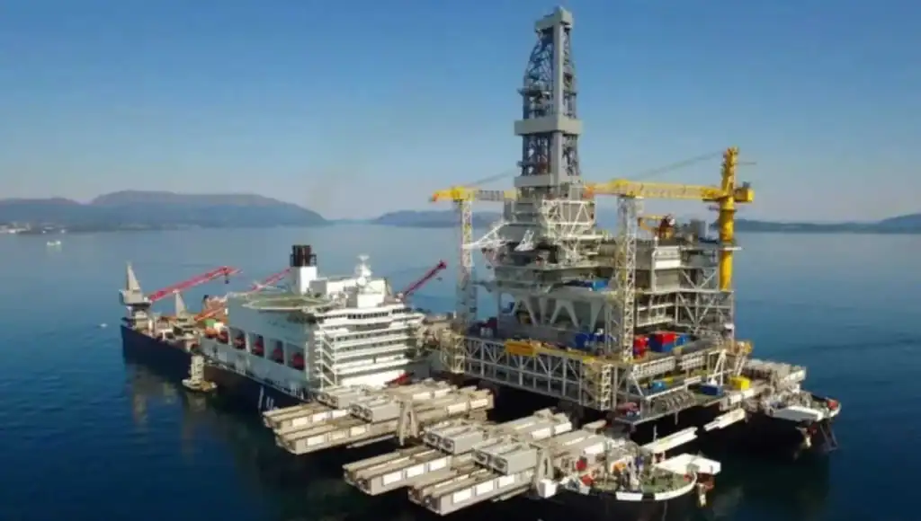 El barco Puede elevar más de 48 mil toneladas casi de manera instantánea