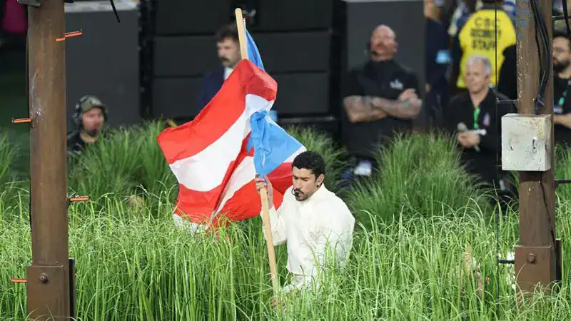El cantante encabezó un desfile de banderas.