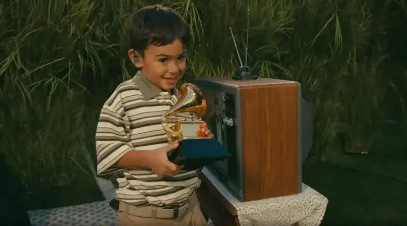 En un momento del show, el artista le entregó uno de sus Grammy a un niño.