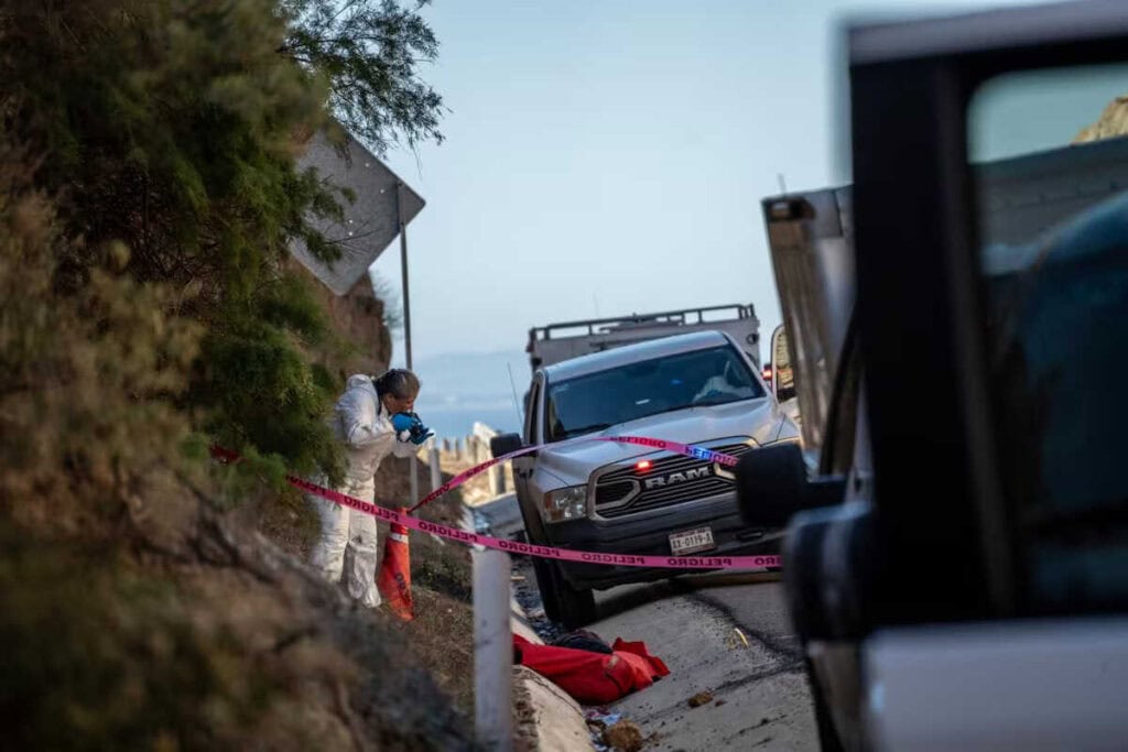 Hallan cuerpo con huellas de violencia en la autopista Tijuana-Rosarito