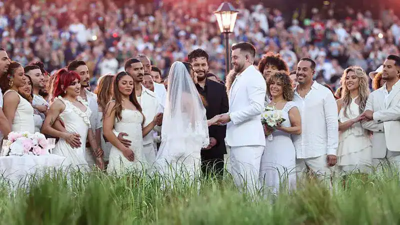 La celebración de una boda fue una de las escenas de la vida cotidiana reflejada en en el espectáculo del domingo.