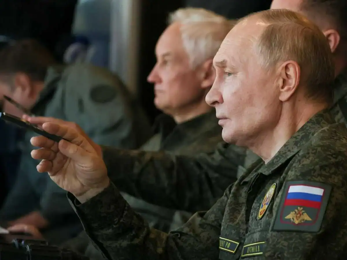 Putin con uniforme militar: Presume caída de Pokrovsk