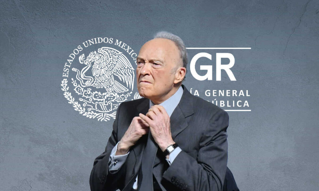 Alejandro Gertz Manero con expresión seria en frente del escudo de México y texto en fondo gris