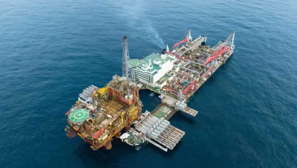 Un buque capaz de levantar plataformas petroleras en segundos