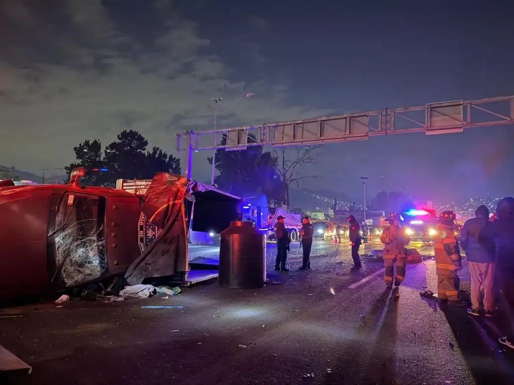 Un camión de mudanza y dos vehículos compactos se vieron involucrados en el accidente ocurrido la madrugada del viernes en la autopista México-Pachuca, el 23 de enero de 2026