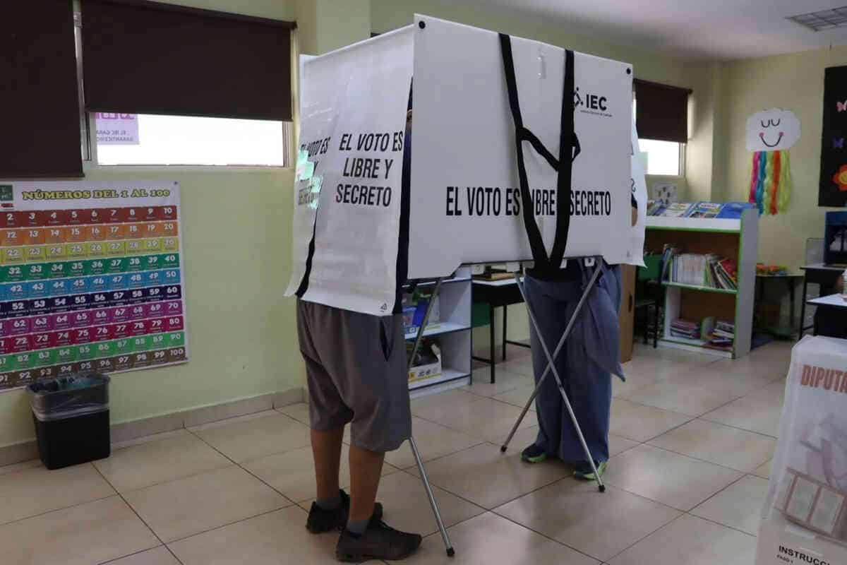 votantes-en-una-de-las-casillas-instaladas-ayer-en-el-municipio-de-saltillo-para-renovar-el-congreso